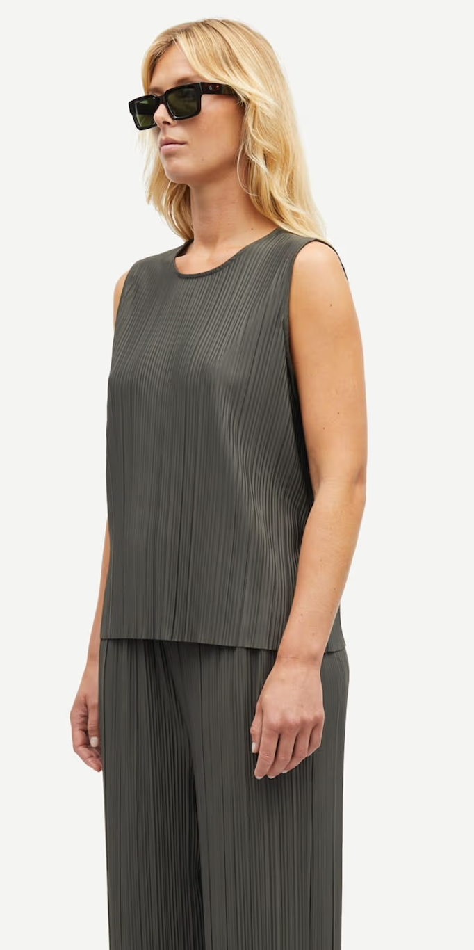 the SAUMA top, beluga