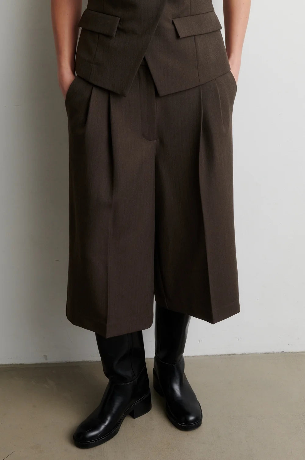 the RIESE short, chocolate brown