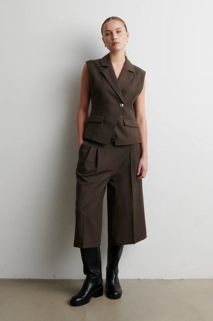 the RIESE short, chocolate brown