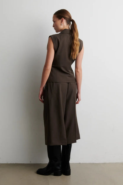 the RIESE short, chocolate brown