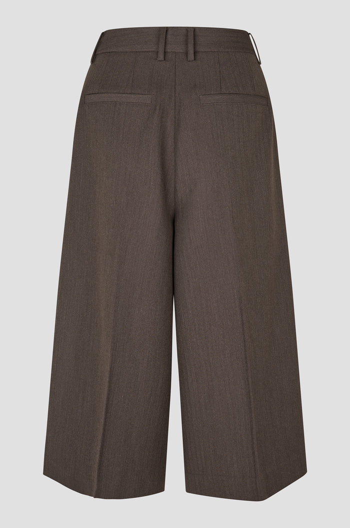 the RIESE short, chocolate brown