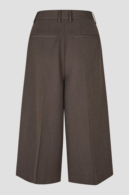 the RIESE short, chocolate brown