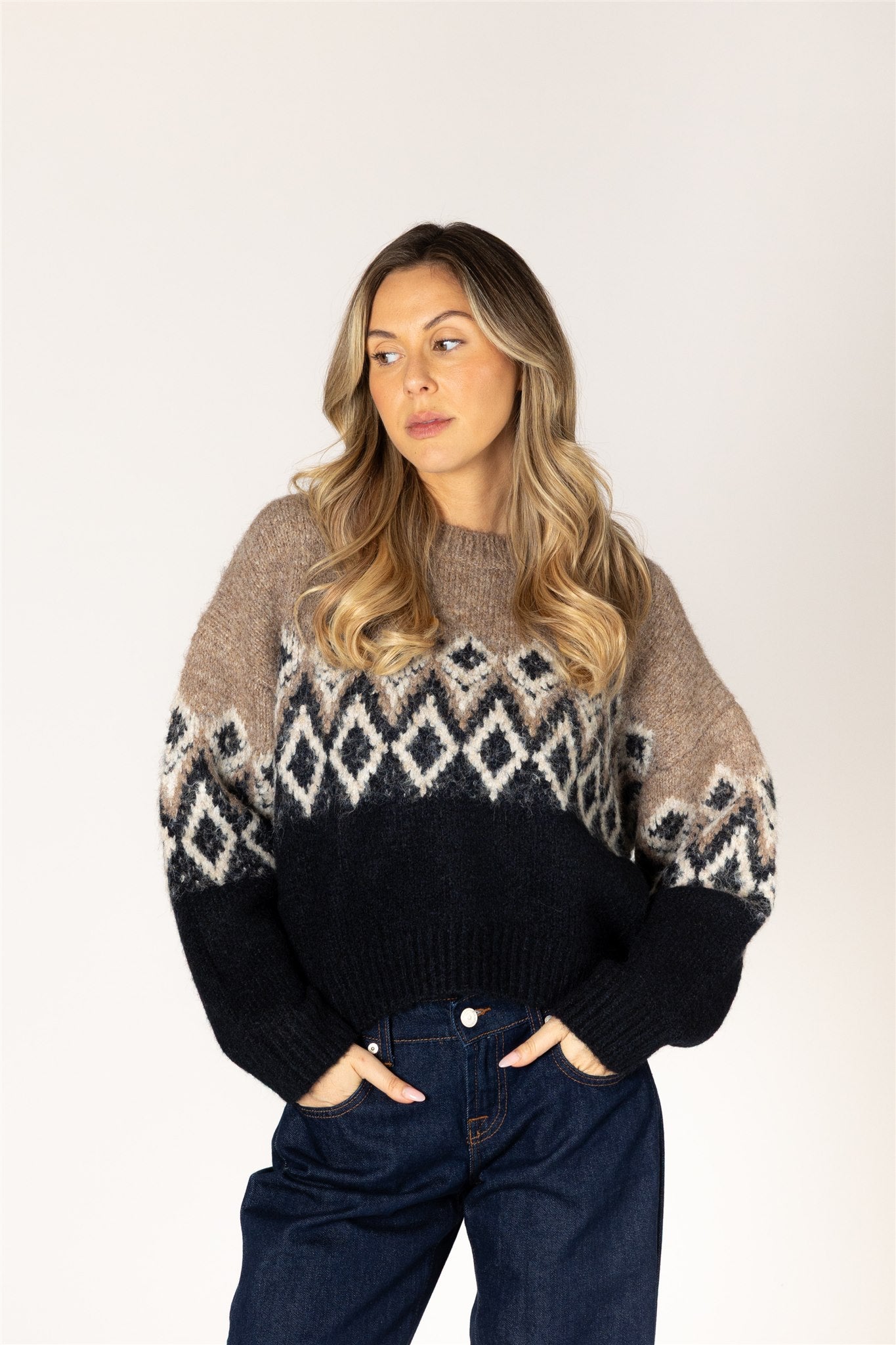 the FAIR ISLE crew neck, camel x black