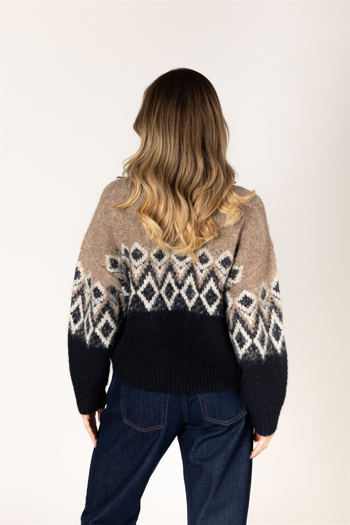 the FAIR ISLE crew neck, camel x black