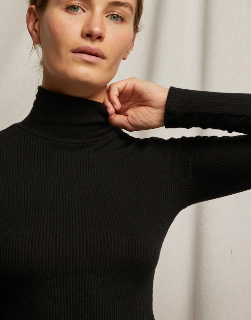 the NOELLE rib turtleneck, true black