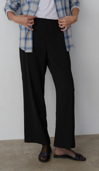 the CREPE simple pant, jet