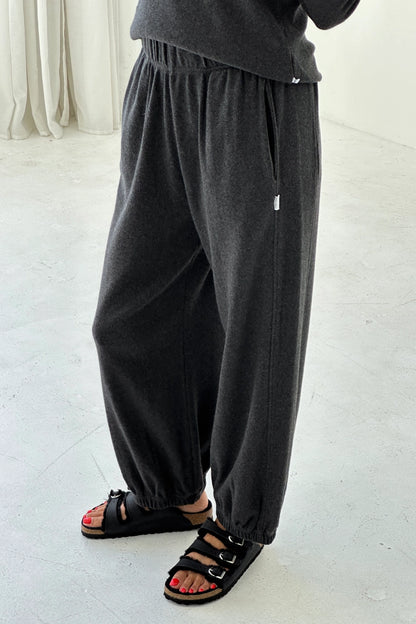 the POINTELLE pant, charcoal